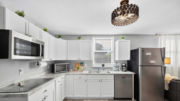 Private kitchen - Modern Guesthouse with W/D, 6 mins to DT St Pete (St. Petersburg)