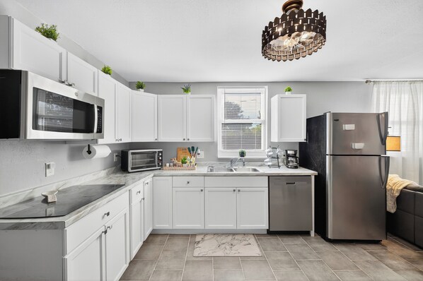 Microwave, oven, stovetop, dishwasher - Modern Guesthouse with W/D, 6 mins to DT St Pete (St. Petersburg)