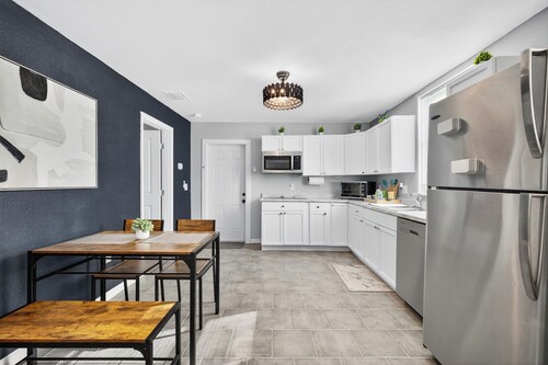 Modern Guesthouse with W/D, 6 mins to DT St Pete