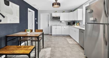 Modern Guesthouse with W/D, 6 mins to DT St Pete