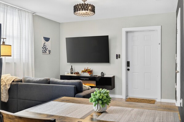 Televisión y chimenea 