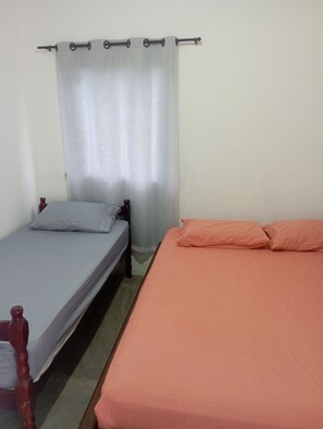 3 عدّة غرف نوم ومكواة/لوح كي وواي فاي وملاءات أسرّة