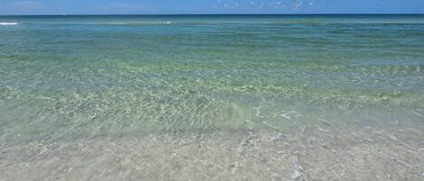 En la playa, camastros y toallas de playa