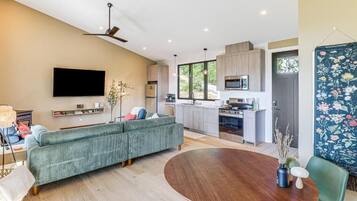 Smart TV, lareira, aparelho de som