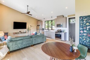Een smart-tv, een open haard en een stereo