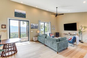 Smart TV, fireplace, stereo