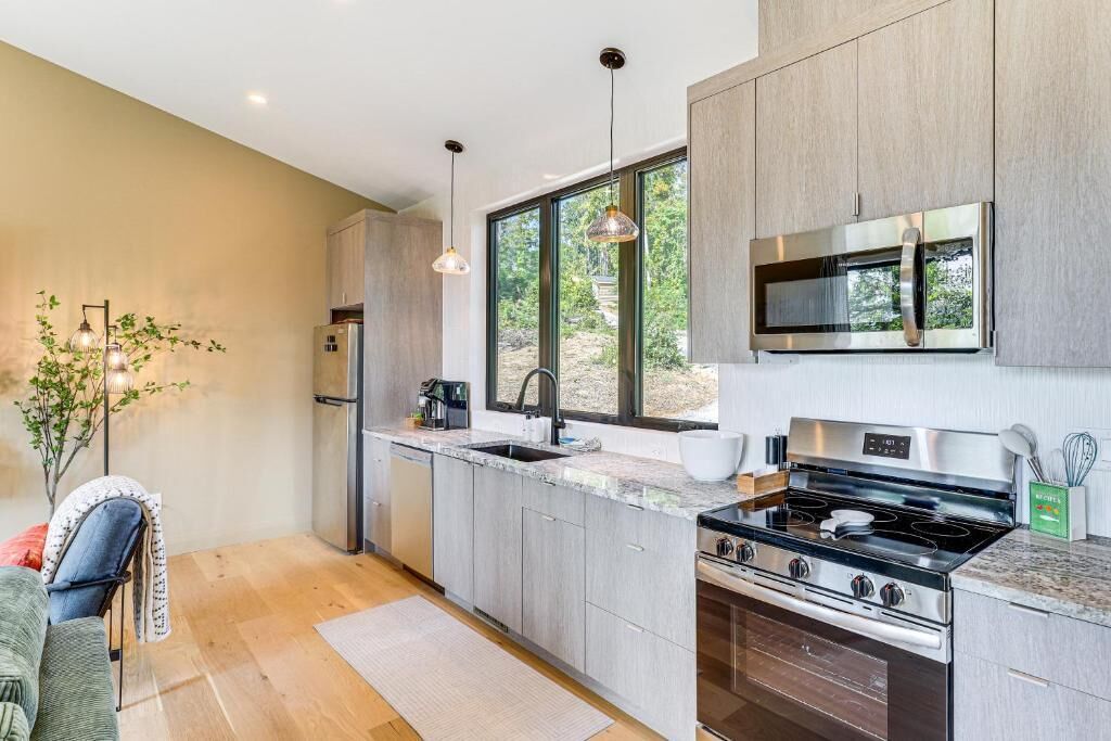 Refrigerador, microondas, horno y parrilla de estufa 