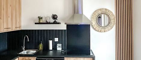 Microondas, horno y placa de cocina