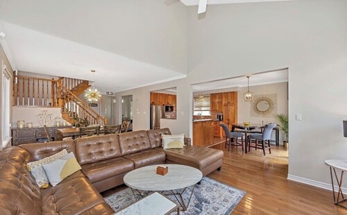 Comfortable, chic, 4 beds house in Orleans, calm, family oriented neighbourhood.