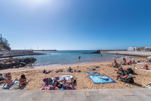 Chaises longues, serviettes de plage