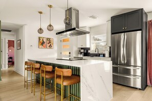 Mikrobølgeovn, ovn, kokeplater og oppvaskmaskin