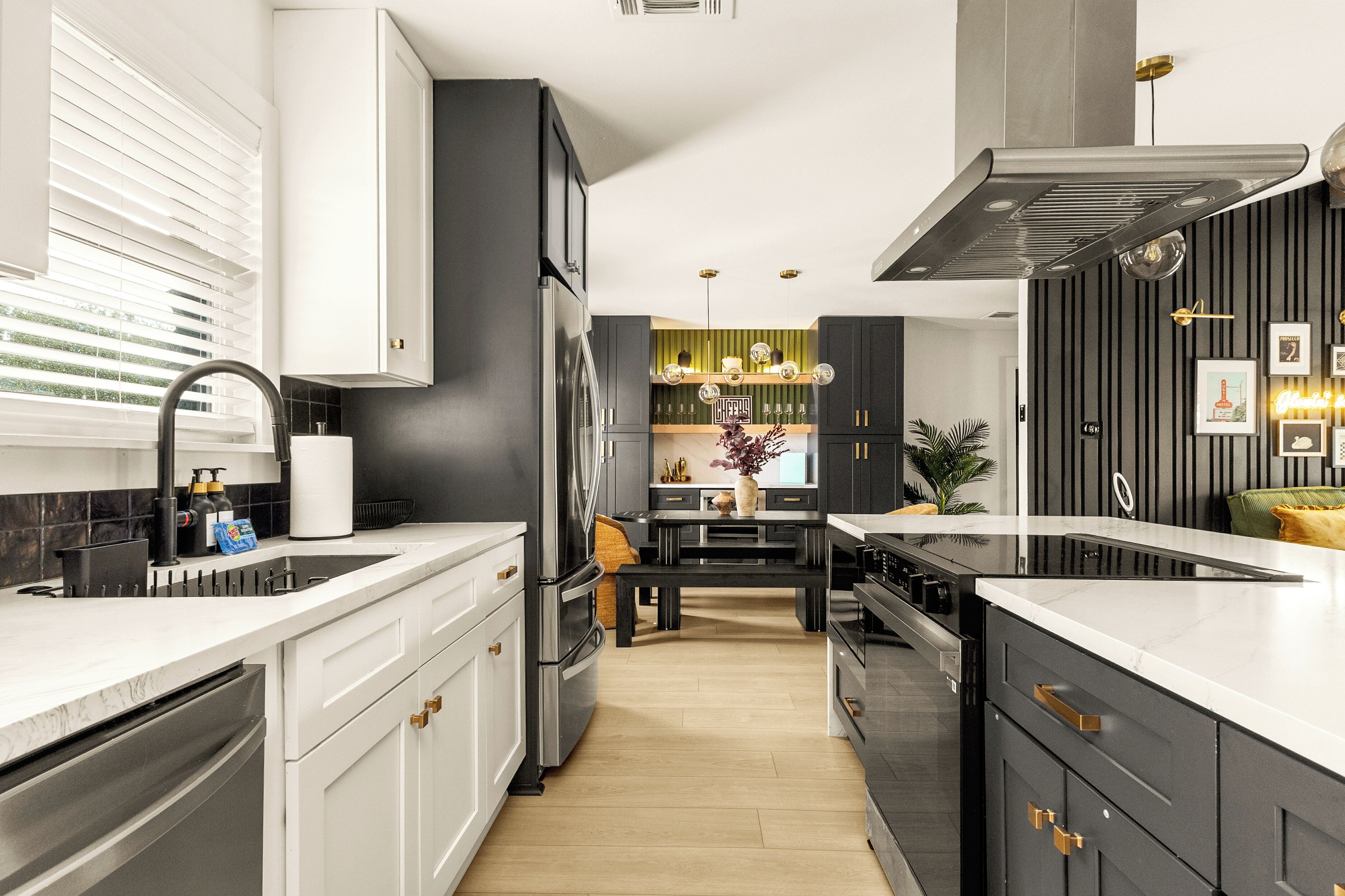 Een magnetron, een oven, een kookplaat, een vaatwasser