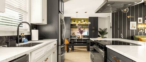 Een magnetron, een oven, een kookplaat, een vaatwasser