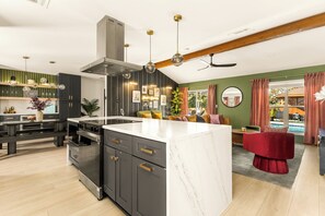 Mikrobølgeovn, ovn, kokeplater og oppvaskmaskin