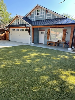 A two-story house with a garage, a covered porch, and a well-maintained lawn. - Home in Fort Worth (Fort Worth)