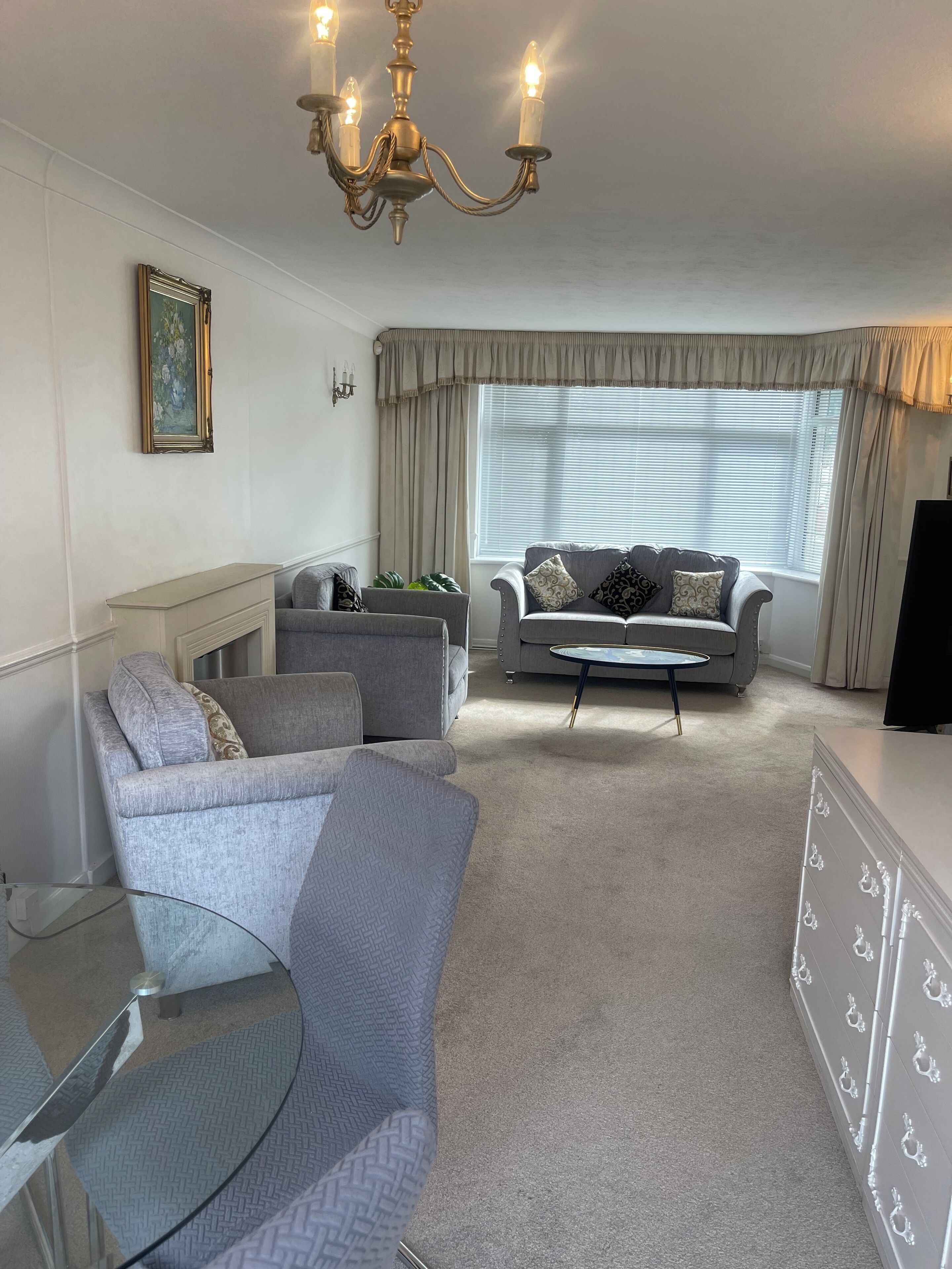 智能电视、壁炉、书