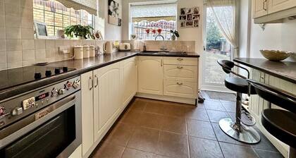 Stylish & Spacious 3BR House-Garden-Parking- Ideal base to explore London /Essex