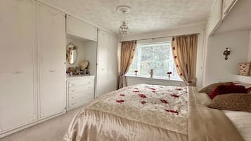 3 bedrooms, iron/ironing board, travel crib, free WiFi