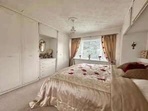 Iron/ironing board, travel cot, free WiFi, bed sheets