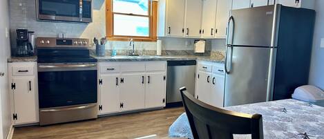 Mikrovågsugn, ugn, spishäll och diskmaskin