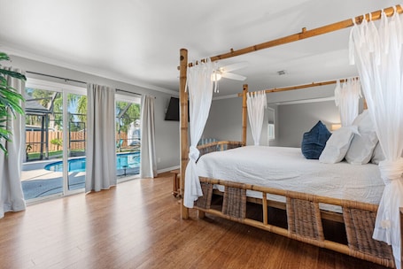 4 bedrooms, iron/ironing board, travel crib, WiFi. Paradise Cove*Pool*Pets*Close to Mayo,Golf & Beach