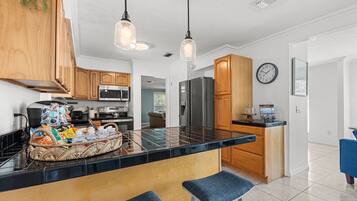 KĂŒhlschrank, Mikrowelle, Ofen, Herdplatte