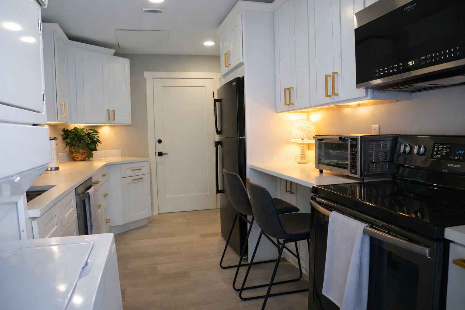 ثلاجة، ميكروويف، فرن، موقد طهي مسطح