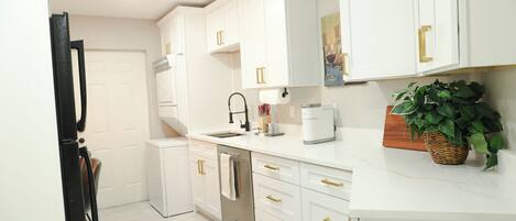 Mikrobølgeovn, ovn, kogeplade, opvaskemaskine