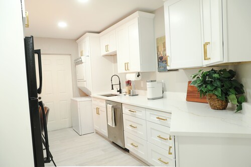 Newly Renovated Coastal Beach Studio • Walk to Beach • Private & Pet Friendly