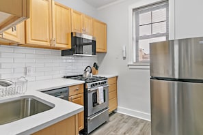 Apartamento júnior, 1 cama King, para não fumantes | Cozinha privada | Geladeira, micro-ondas, fogão, cooktop