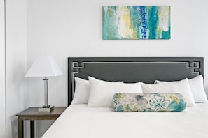 Apartamento júnior, 1 cama King, para não fumantes | Ferros/tábuas de passar roupa, Wi-Fi de cortesia