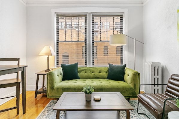 Apartamento júnior, 1 cama King, para não fumantes | Área de estar | TV 55 polegadas com canais digitais, serviços de streaming