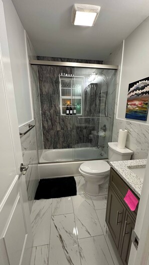 Shower, hair dryer, bidet, towels - Beautiful Home in Freeport New York 11520. (Freeport)