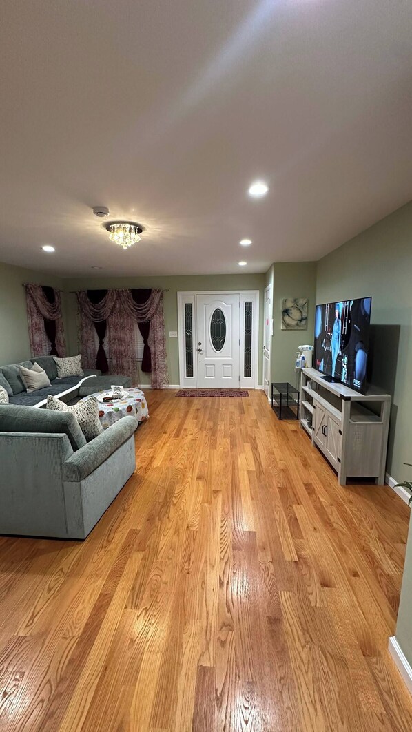 Smart TV - Beautiful Home in Freeport New York 11520. (Freeport)