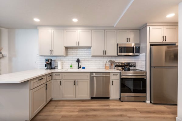 Réfrigérateur, micro-ondes, four, plaque de cuisson