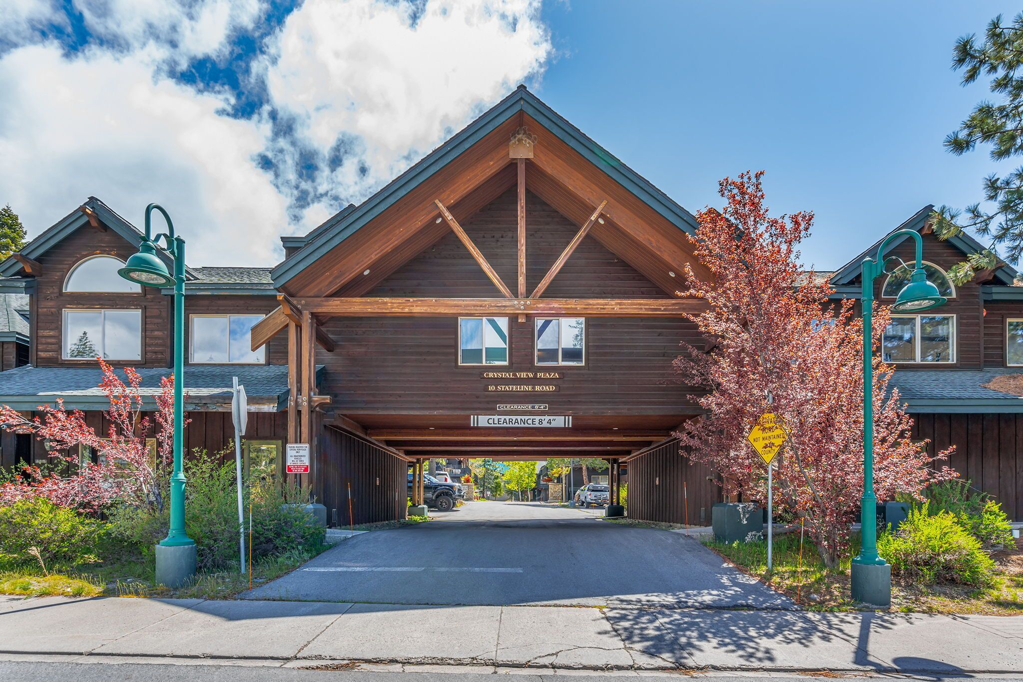 Un bâtiment en bois avec une enseigne indiquant « Crystal View Plaza, 10, Stateline Road » et un panneau indiquant une hauteur maximale autorisée de 2,5 mètres (8 pieds 4 pouces).