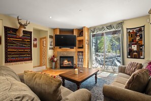 Smart TV, lareira, DVD player, biblioteca musical