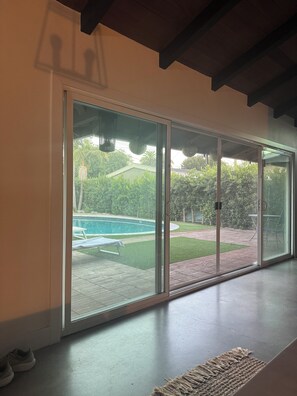 Interior - Mid-century Modern 3br Oasis w/ Pool in Long Beach (Long Beach)