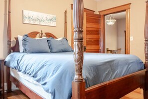 5 bedrooms, iron/ironing board, WiFi, bed sheets