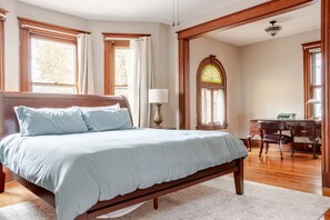 5 عدّة غرف نوم ومكواة/لوح كي وواي فاي وملاءات أسرّة