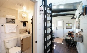 Hair dryer, towels, soap, toilet paper - Luxury Train Caboose with loft and firepit-Sleeps 4-Fredericktown, MO. (Fredericktown)