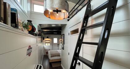 Unique Train Caboose with Loft & Firepit – Sleeps 4 – Fredericktown, MO