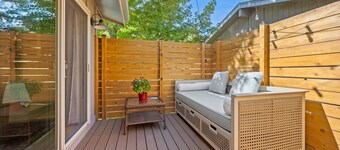 Charming, peaceful and spacious 2-bedroom townhome in beautiful Boulder, AC