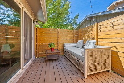 Charming, peaceful and spacious 2-bedroom townhome in beautiful Boulder, AC