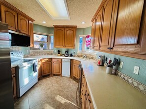 Kjøleskap, mikrobølgeovn, ovn og kokeplater