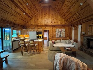 Una Smart TV, una chimenea, una mesa de tenis de mesa, libros