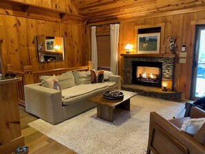 تلفزيون ذكي، مدفأة، تنس طاولة، كُتُب