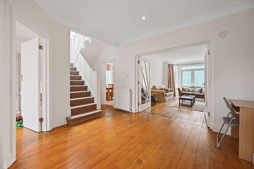 Spacious 4-Bedroom Luxury Retreat in Willesden