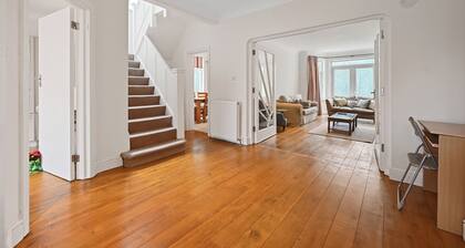 Spacious 4-Bedroom Luxury Retreat in Willesden
