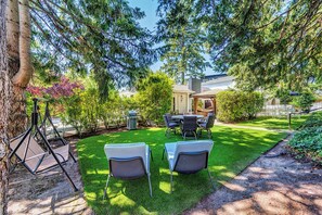 Outdoor dining - Soothing 2-bedroom condo in charming Kirkland perfect for relaxing stays (Kirkland)